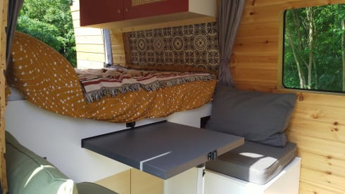 Fred – Cozy Bus Camper Automatic - Takes you everywhere, and back!