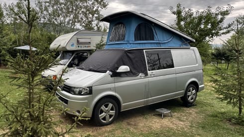 Iona – LWB 4 Berth VW Transporter with 'king size' bed & pop top
