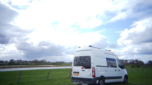 Eli – Luxuriöser autarker Camper – Warmwasser & Außendusche