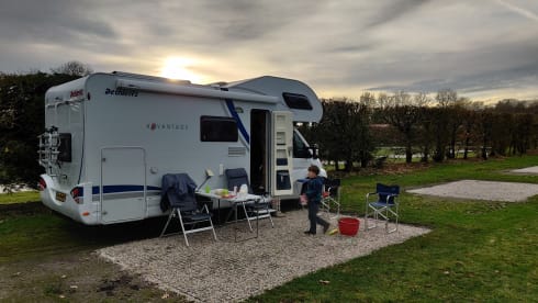 Widely equipped 4p Fiat Dethleffs with double bed, bunk bed.