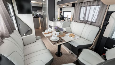 2026 4P McLouis 870+roof air conditioning, automatic 180 hp, bicycle rack, LPG, underfloor heating 