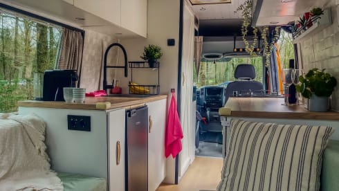 Very Spacious Luxury Off-Grid Camper – Freedom, Comfort & Adventure on Wheels!