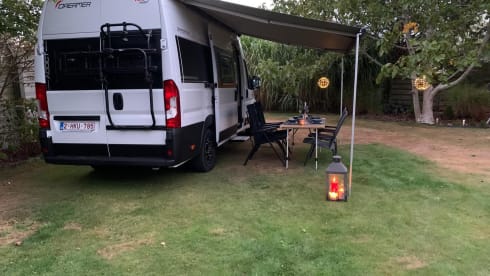 Fully Equipped Dreamer Five Camper – Sleeps 5 – Ideal for Road Trips
