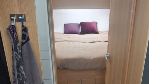 670dc – Very luxurious camper with free-standing bed and plenty of seating space