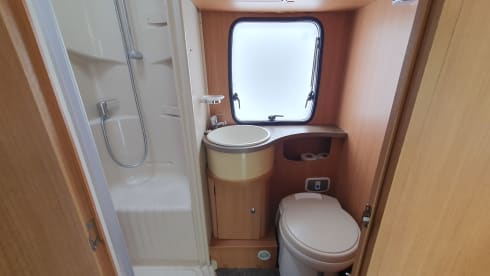 Lucky – Spacious and complete camper (7p-2012-euro5)