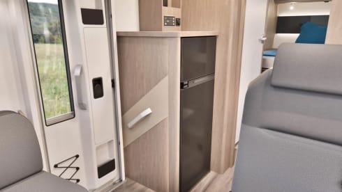 Lucy – 2p Carado from 2024, Queen bed, Semi-integrated