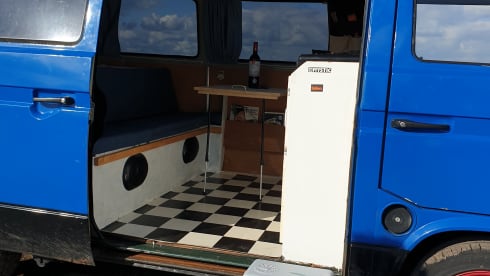 Mr. Blue Sky  – Retro VW T3 bus camper