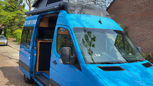 4p Mercedes-Benz bus from 2023