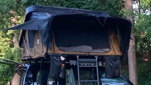 🏕️ Adventure on wheels – Jeep with luxury Vickywood roof tent