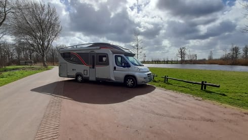 Luxury motorhome 4 persons automatic.