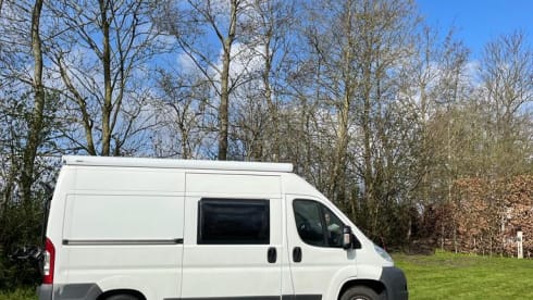 Hip self-built camper bus