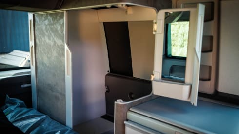 Luxury Camper – 4 Schlafplätze Volkswagen Transporter T6.1 LWB 150 PS S-Auto Campervan 2024