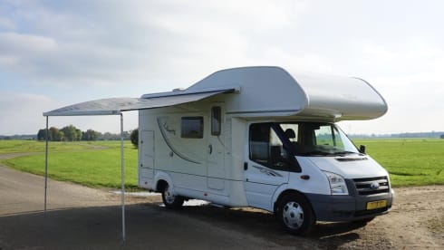 De Dolle Dwaler  – Ideal for families – spacious 6-person camper with all the trimmings