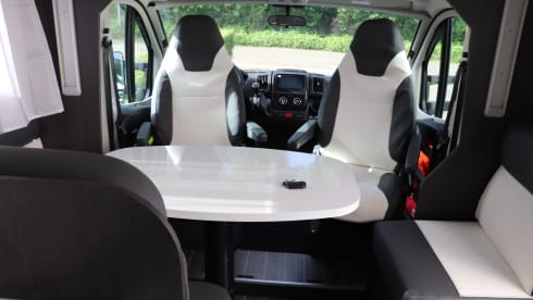 Roadhouse camper naam roadsurfer – 4p Roller Team semi-integrated from 2021