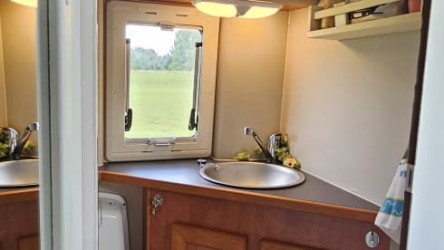 Avonturenbus – Cozy, fresh camper van, self-sufficient.