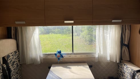 Camper spazioso e accessoriato per viaggi indimenticabili 