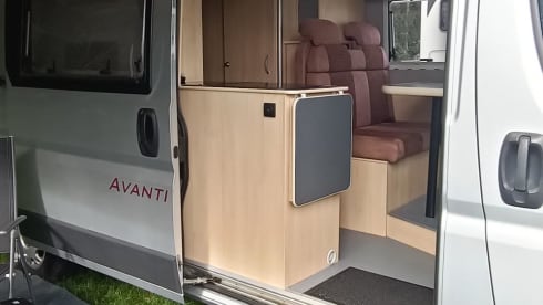 Avanti La Strada – Luxury Bus Camper | 4 sitting/3 sleeping | Kitchen/Toilet/Motorcycle air conditioning/Bicycle carrier
