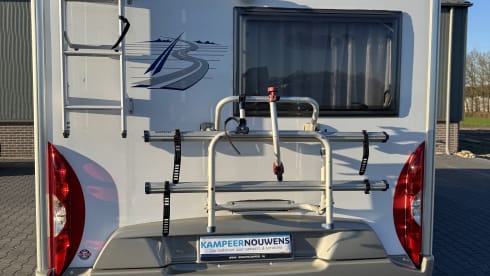 Fijne Bürstner camper voor 4 personen