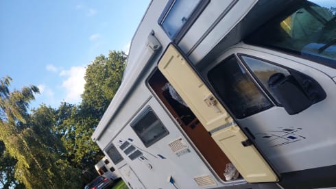 Spacious and wonderful 6 person family camper