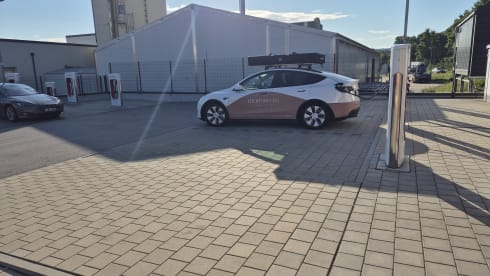 Tesla Model Y with iKamper x-cover 2.0
