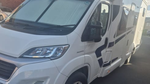 Macey – Fiat-Halbintegriertes Wohnmobil mit 5 Schlafplätzen ab 2026