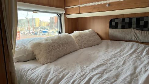 LMC Family Alcove Camper 6 persons Space saver! 