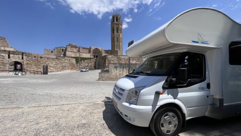 Luxurious neat family camper, 6 seats + belt, fully furnished