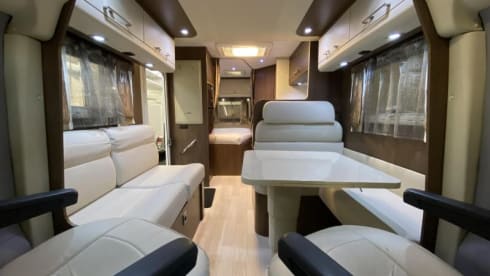 Kempi – 4 person luxury camper with super nice layout