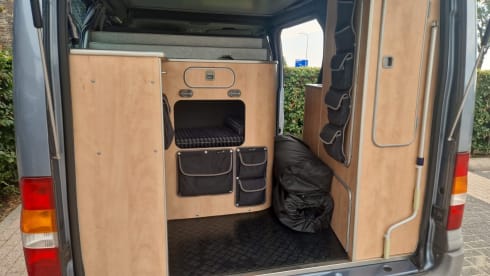 4p Ford campervan uit 2003