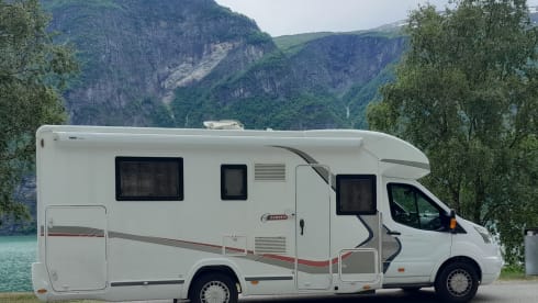 4p Challenger semi-integrated with queen bed