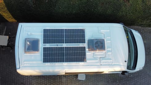 Oos Böske – Oos Böske – Buscamper 2/3 person Renault Master (2 x length bed!)