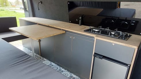Het gele geluk 💛 – VW T5 yellow bus with modern interior