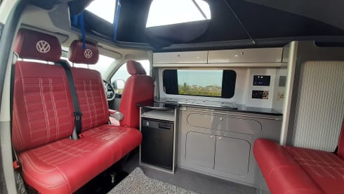 Florence (Flo for short) – Gorgeous 4 berth Volkswagen T5 Campervan 