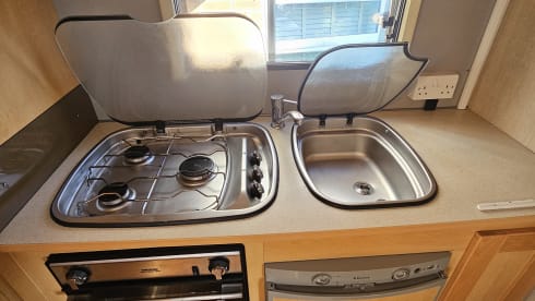 ELMA – 4 berth Motorhome close to Manchester Airport 