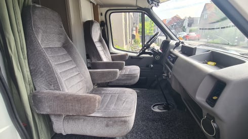 4 person 2.5l Ford transit alcove camper, completely renovated!