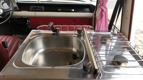 Tijdelijk onbruikbaar: Lady in Red – Nostalgic on the road