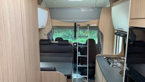 Sunny – Sunlight A70 alcove 6 person Automatic 150 HP built in 2018