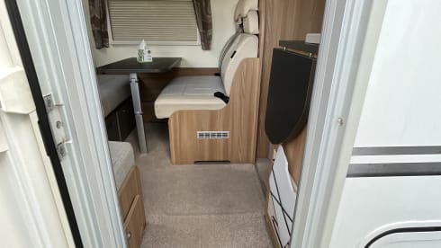 Bailey – Bailey semi-integrato a 6 posti letto, costruito nel 2019.