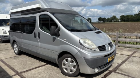 Luxe “tent op wielen” – 2p Renault bus uit 2009 (bed 2.10 m!)