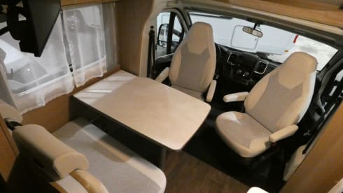 Pura Vida – Available for rent in Spain from October 1st: 2-person semi-integrated camper 