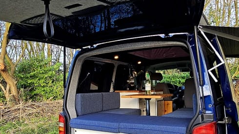 Rugged Volkswagen T5 Camper | extra tent, air conditioning, cruise control