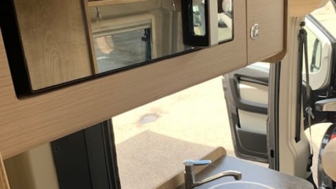 Platinum Camper – 2 adult 1 child Lux Camper Eldiss CV40 ltd edition