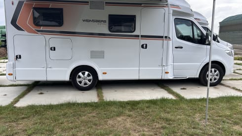 Nice 4-person camper from 2023