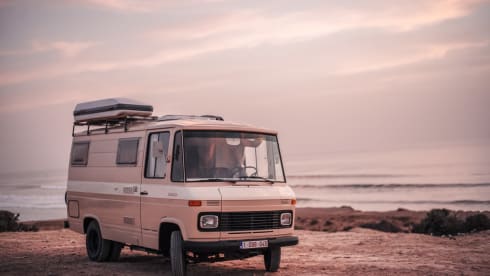 Germaine – Unique Mercedes classic car and off-grid camper