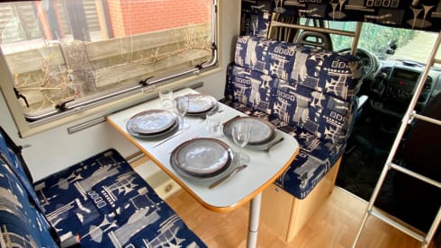 Ons Suzy – 6p Elnagh alcove family camper