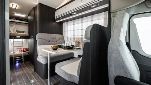 Bavarian Camper 3 – Mega-Raumwunder mit bis zu 8 Betten und großer Heckgarage