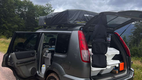 Adventurous 4x4 with roof tent (2P)
