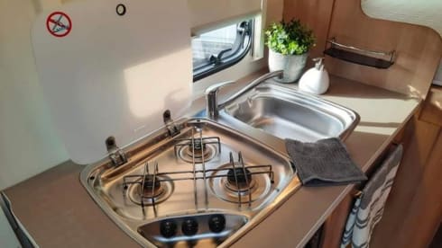 Rijdt erg comfortabel.  – Luxuriously furnished Rollerteam with length beds. 2.10 m standing height. Two air conditioners