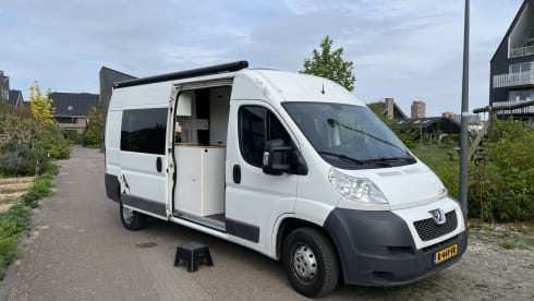 Ruimteschip 1 – Comfortable 4-person family campervan | Peugeot Boxer 2014