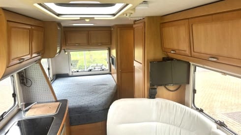 Compleet uitgeruste Hymer vast bed airco zonnepan. 